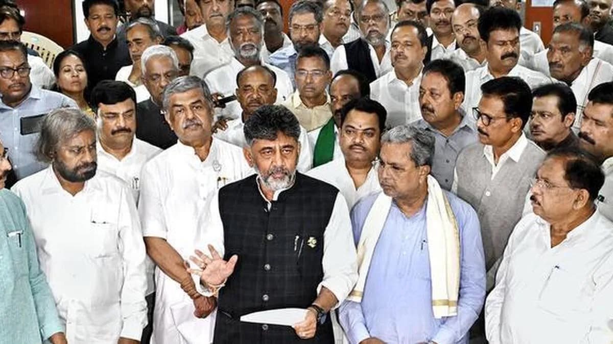 Karnataka SIR Row: Siddaramaiah and D.K. Shivakumar Raise Allegations Over Bulk Form-7 Applications Karnataka SIR Row: Siddaramaiah and D.K. Shivakumar Raise Allegations Over Bulk Form-7 Applications