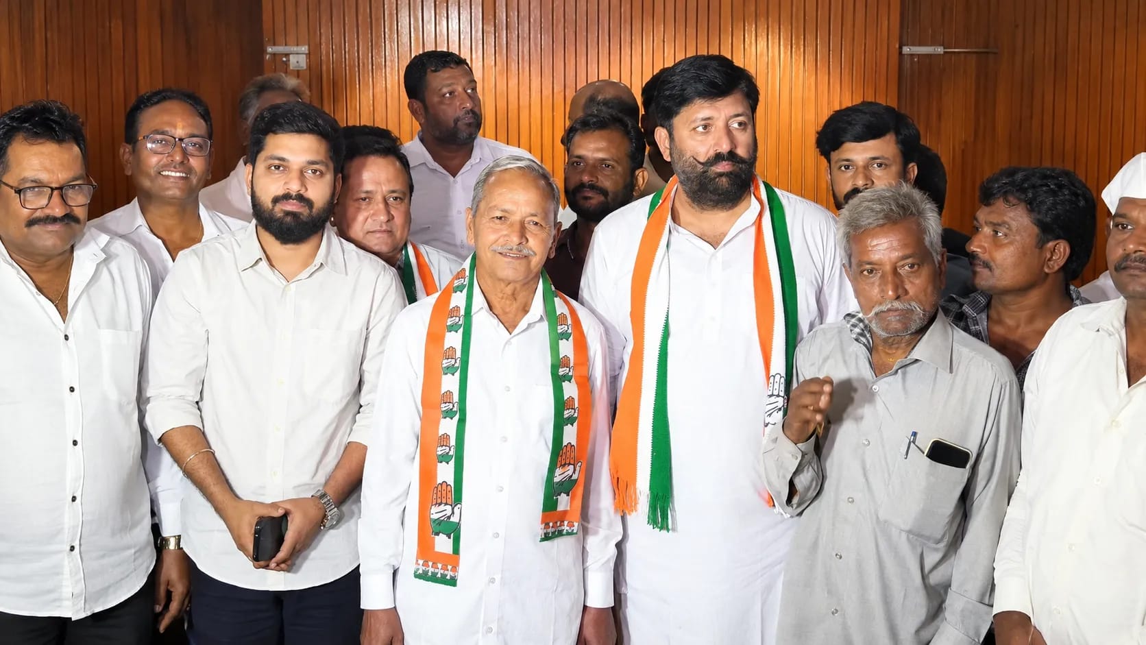Former BJP MLA J.D. Solanki Returns to Congress in Gujarat Ahead of Future Electoral Battles Former BJP MLA J.D. Solanki Returns to Congress in Gujarat Ahead of Future Electoral Battles