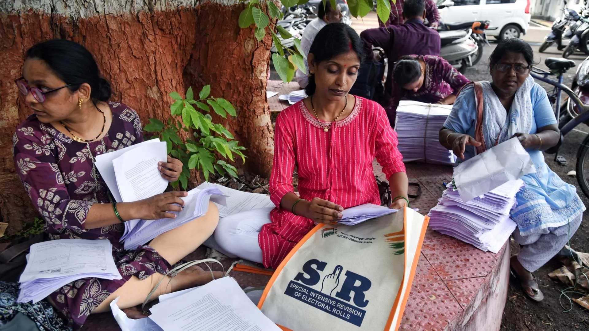 Electoral Rolls Row: Why BJP and Congress Are Clashing Over Voter Transparency Electoral Rolls Row: Why BJP and Congress Are Clashing Over Voter Transparency
