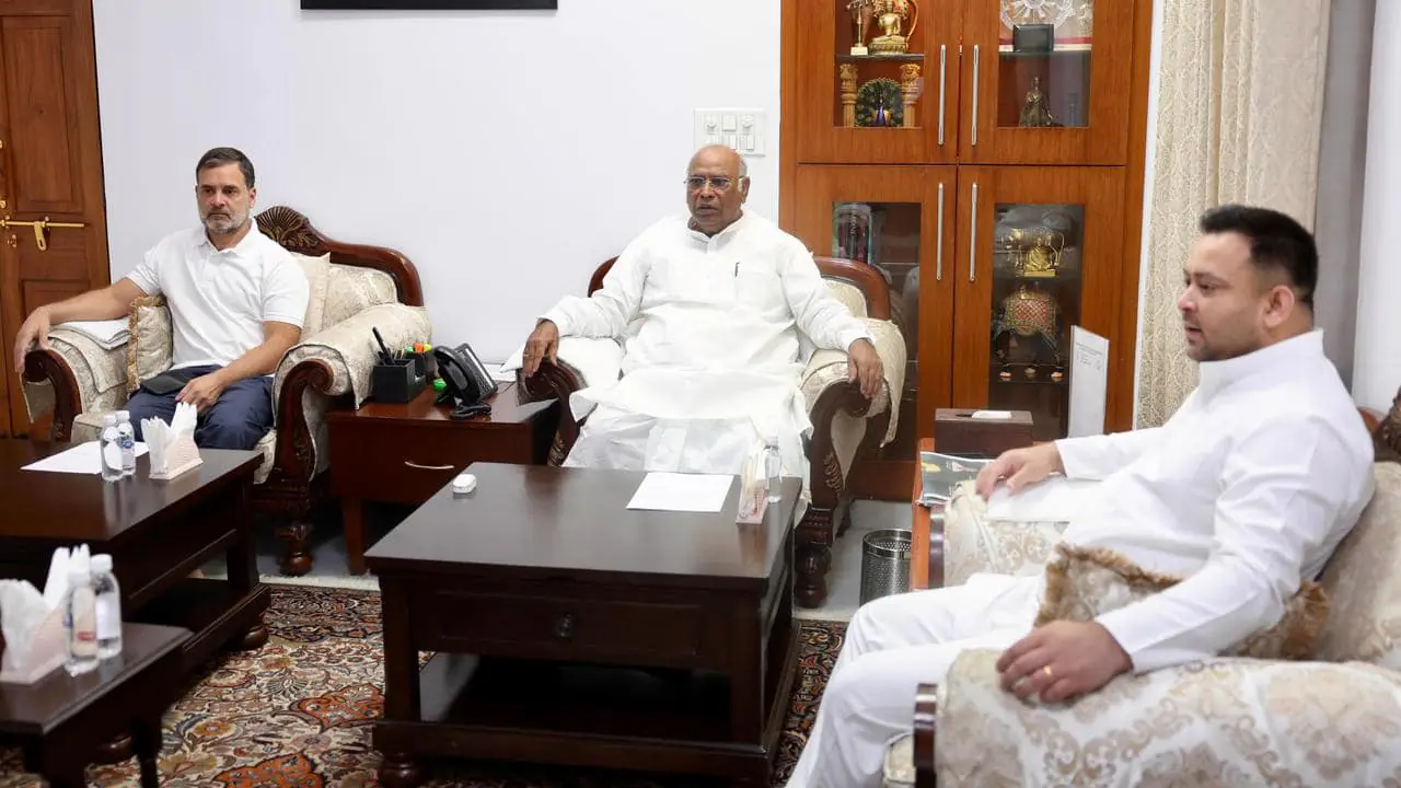 Tejsavi Yadav Meet Kharge & Rahul Ganghi
